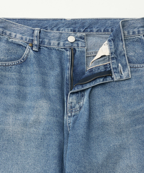 w. Courtney Jeans (Faded Blue)