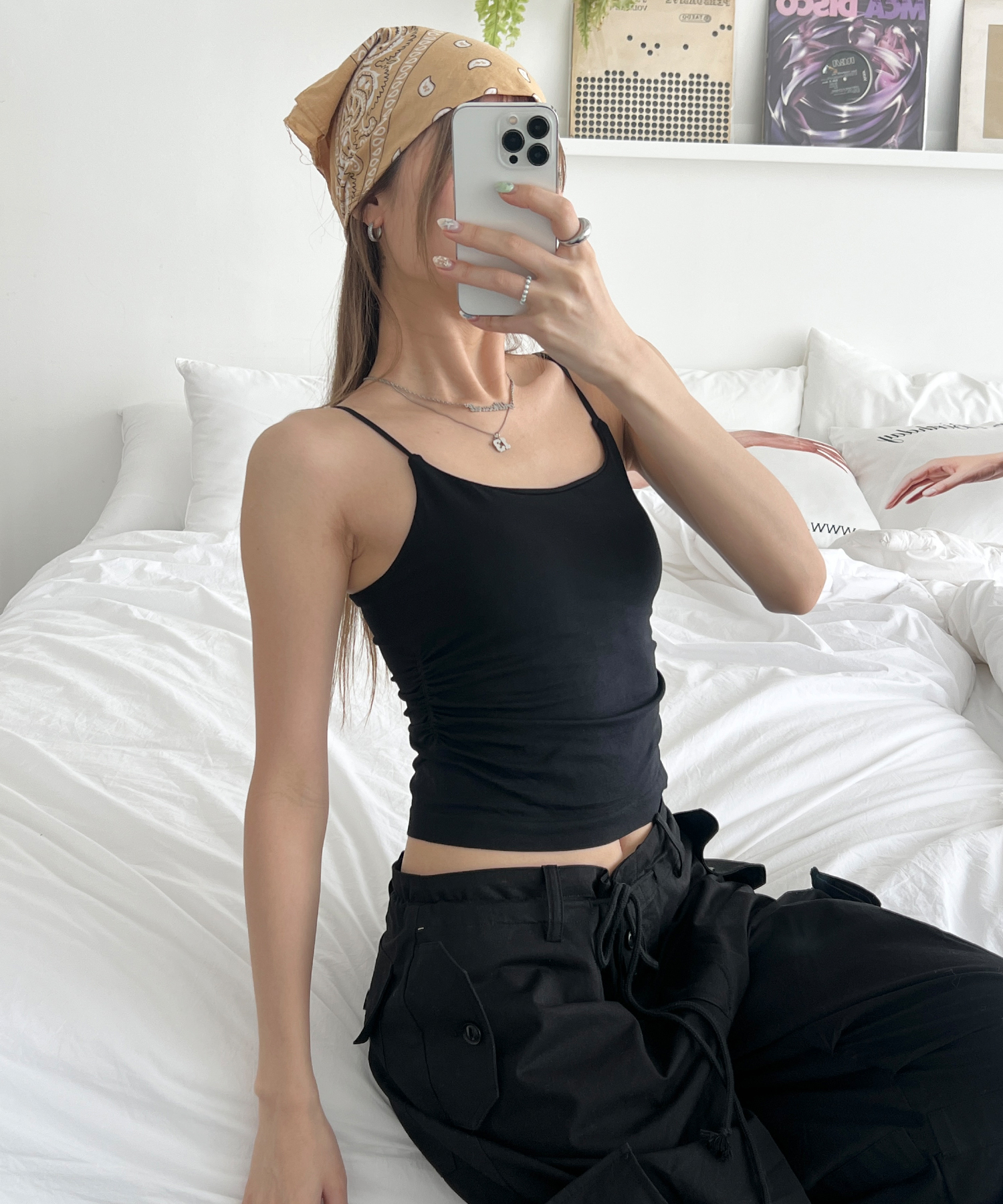 Майка slim fit на бретелях со сборками и чашками