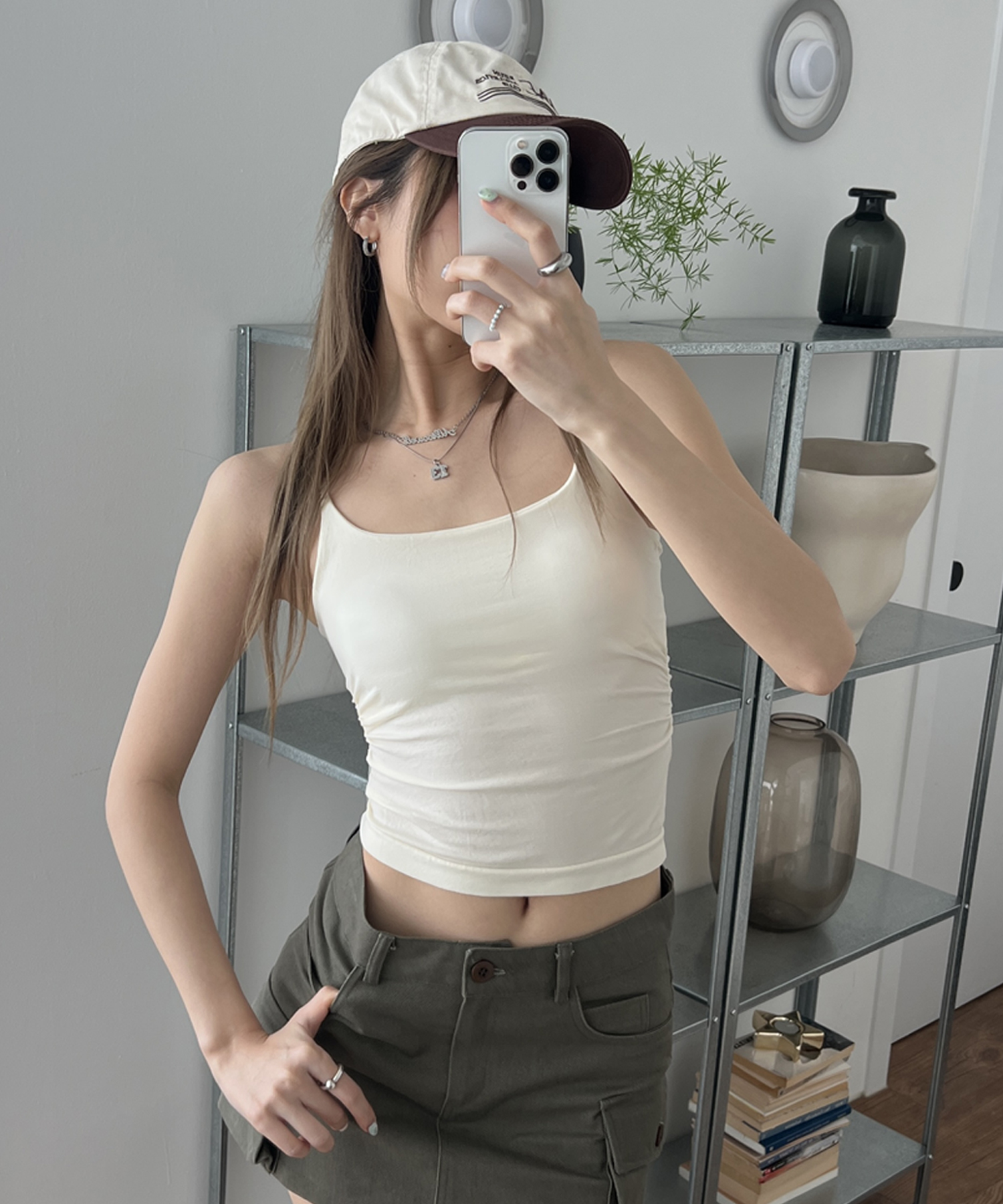 Майка slim fit на бретелях со сборками и чашками