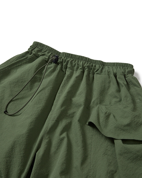 Packable parachute cargo pants / Evergreen