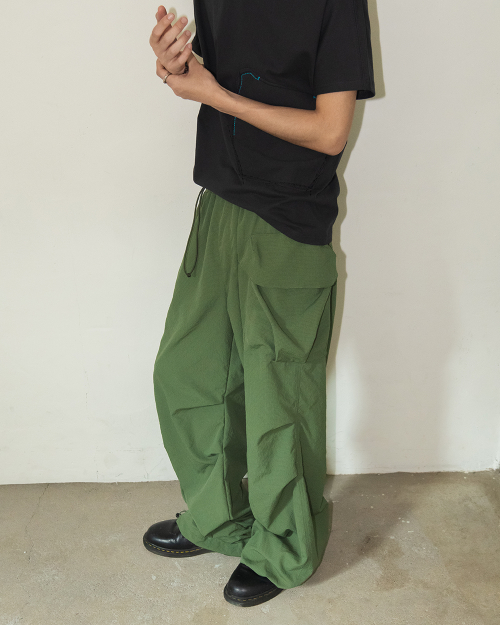 Packable parachute cargo pants / Evergreen