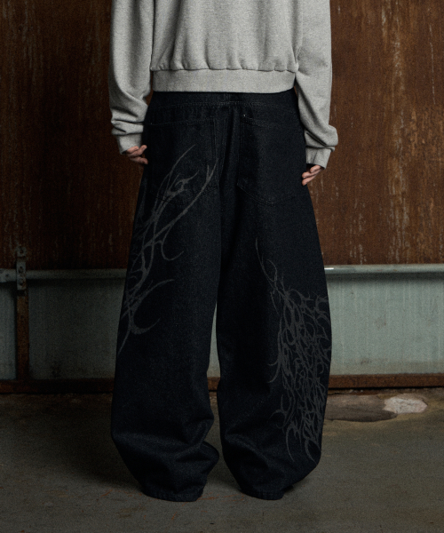 SIDE GRAPHIC CURVED DENIM BLACK