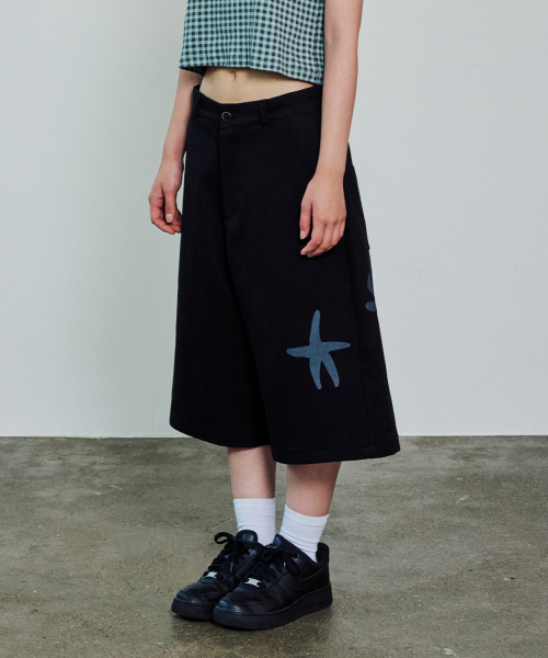 бермуды с рисунком PANTS