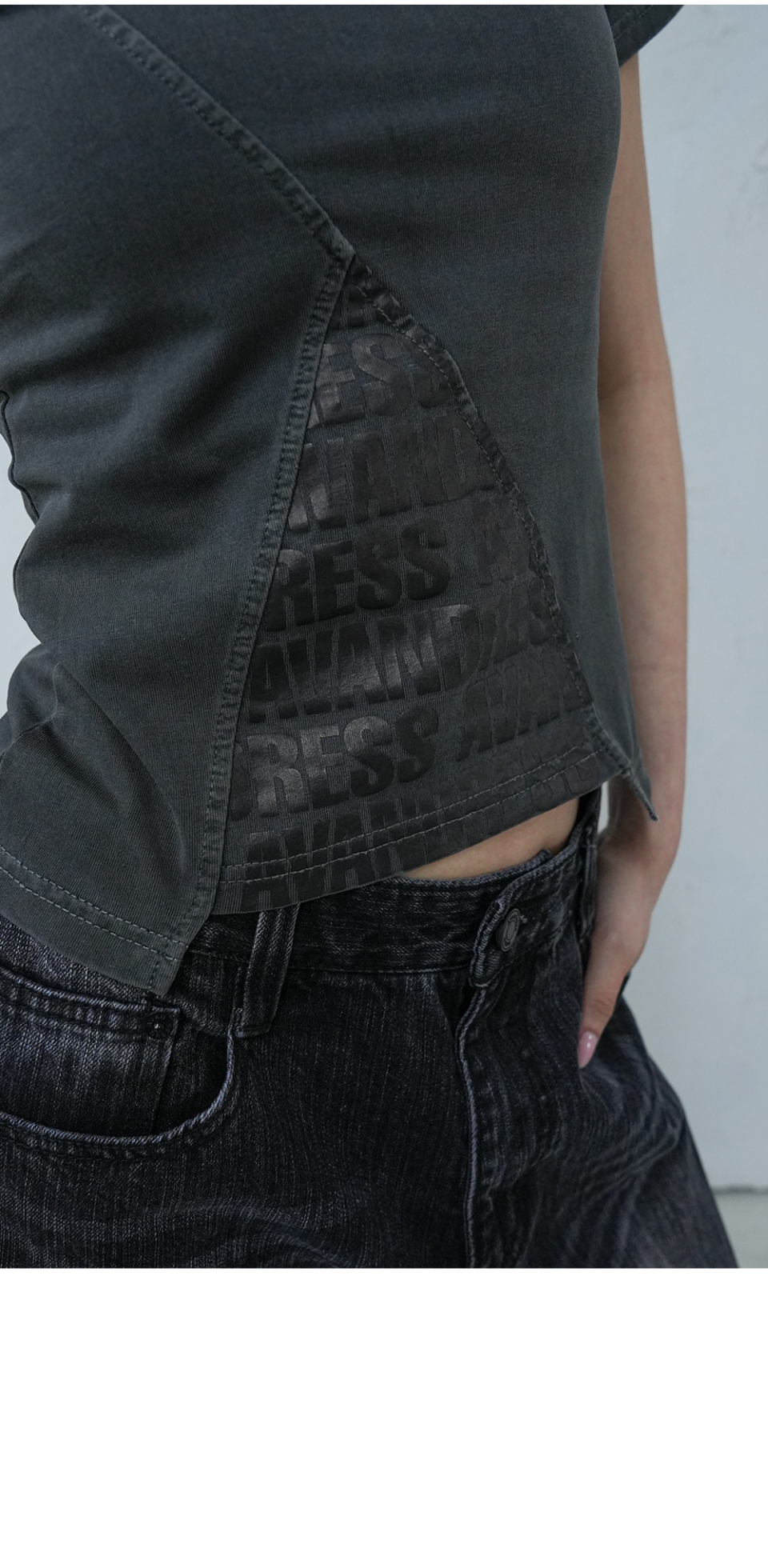 MUSINSA公式 | AVANDRESS Triangle Pigment Tee CHARCOAL