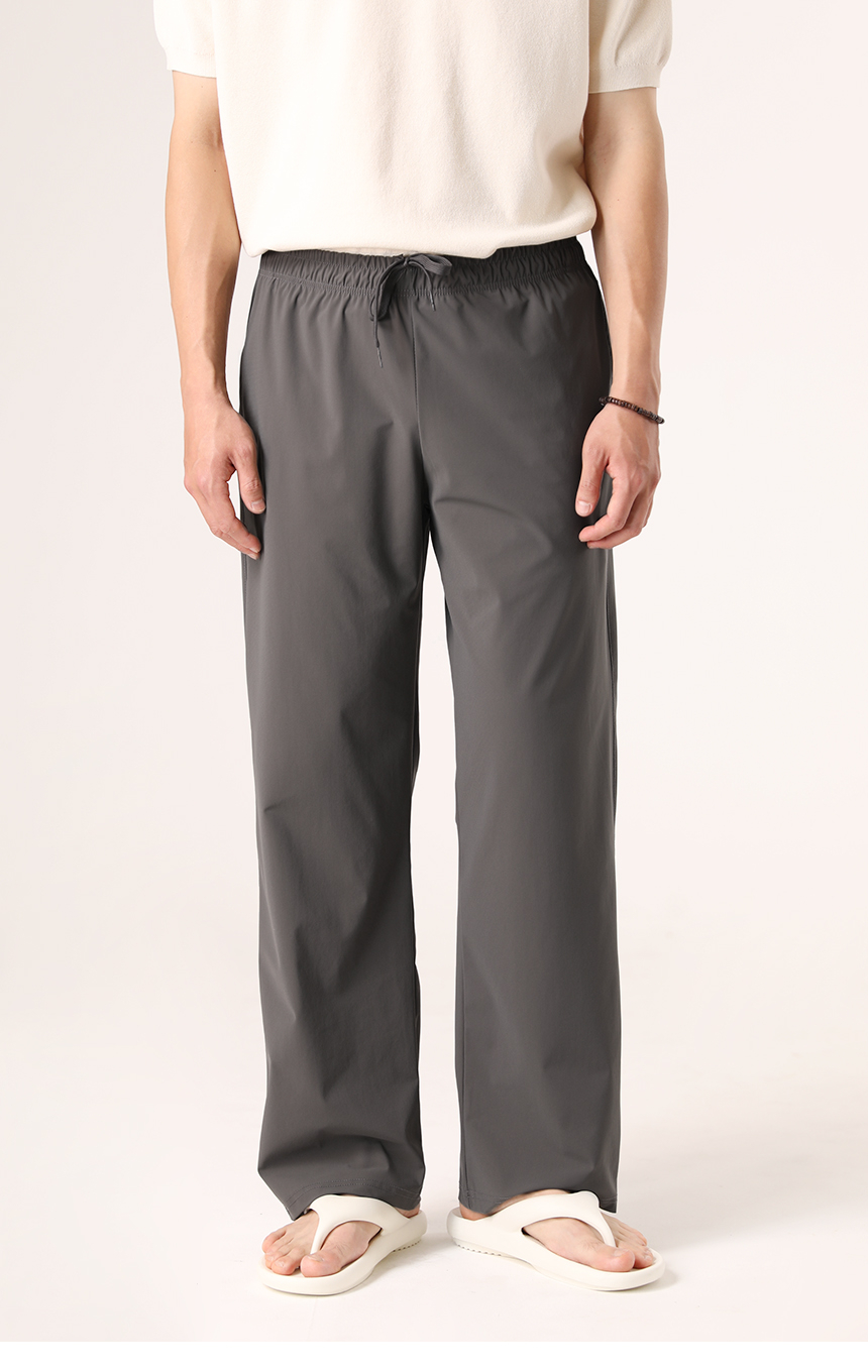 반팔티와 같이 연출한 다크그레이 색상의 트리코트 와이드 아이스팬츠를 착용한 모델사진