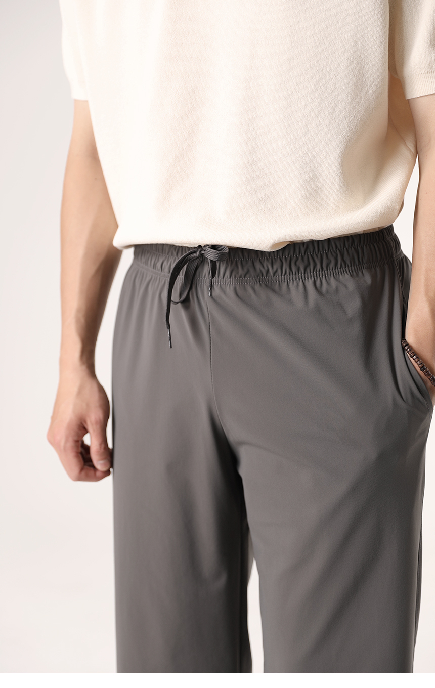 반팔티와 같이 연출한 다크그레이 색상의 트리코트 와이드 아이스팬츠를 착용한 모델사진