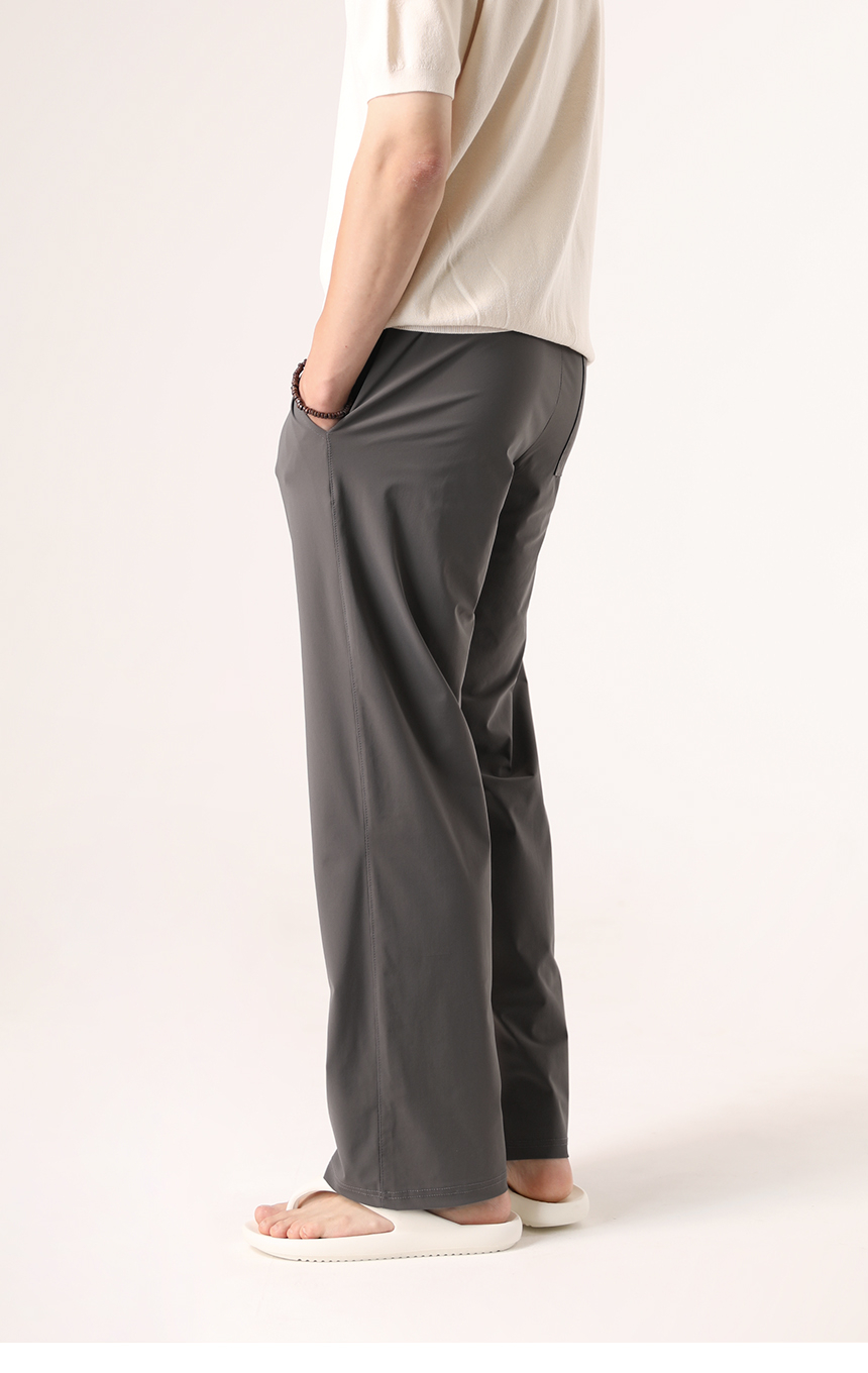 반팔티와 같이 연출한 다크그레이 색상의 트리코트 와이드 아이스팬츠를 착용한 모델사진