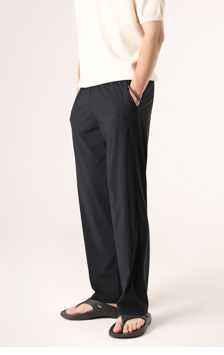 반팔티와 같이 연출한 블랙 색상의 트리코트 와이드 아이스팬츠를 착용한 모델사진