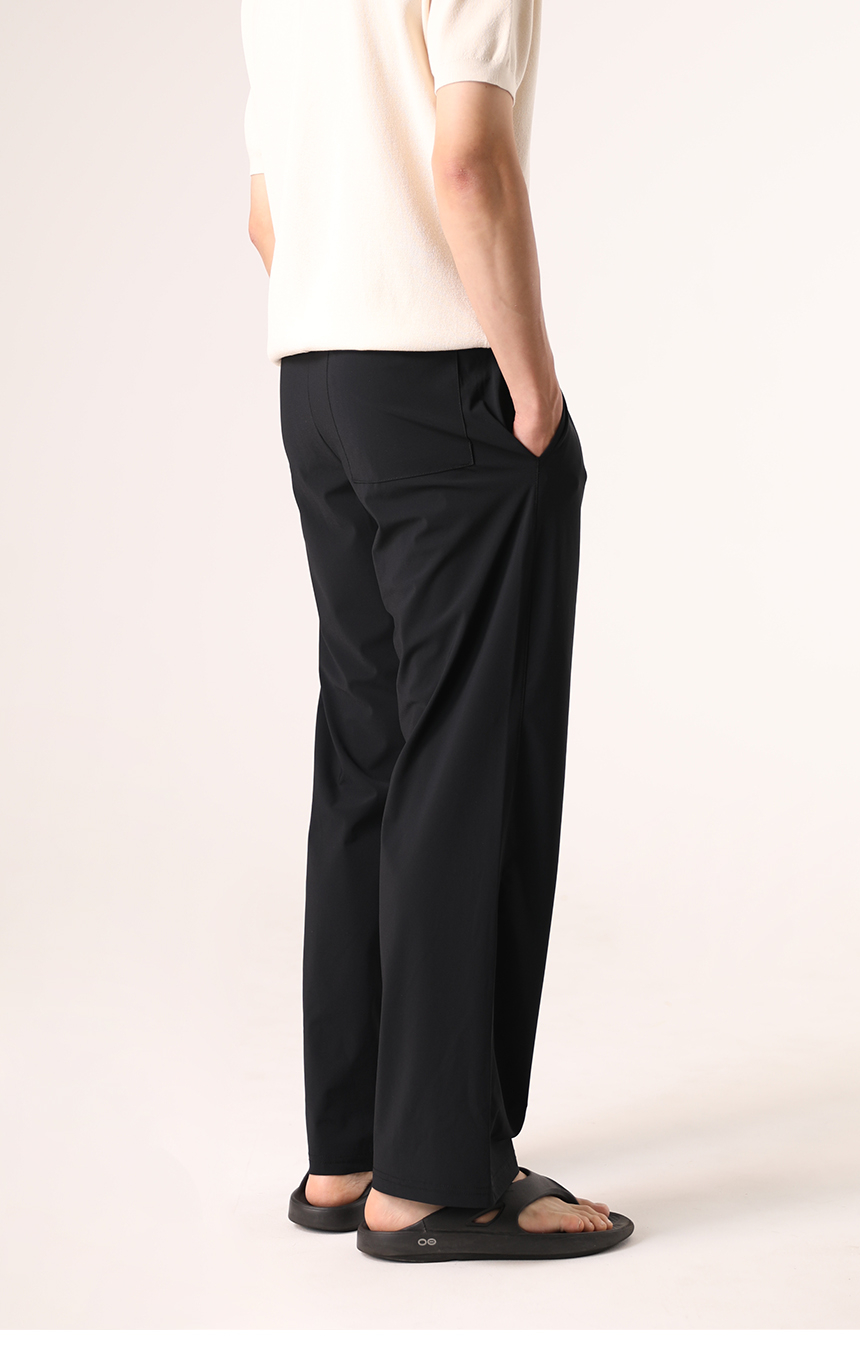 반팔티와 같이 연출한 블랙 색상의 트리코트 와이드 아이스팬츠를 착용한 모델사진