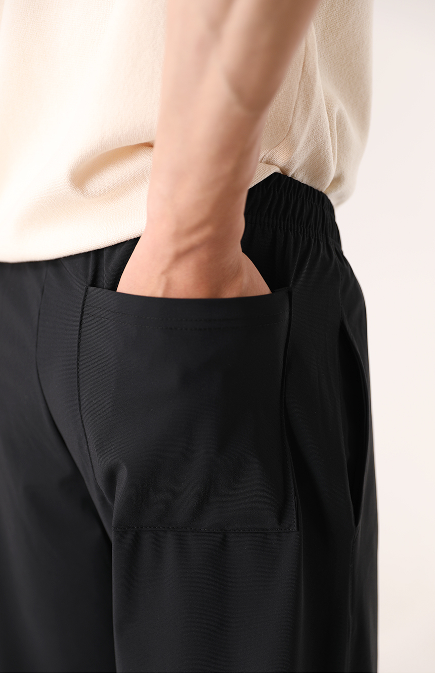 반팔티와 같이 연출한 블랙 색상의 트리코트 와이드 아이스팬츠를 착용한 모델사진