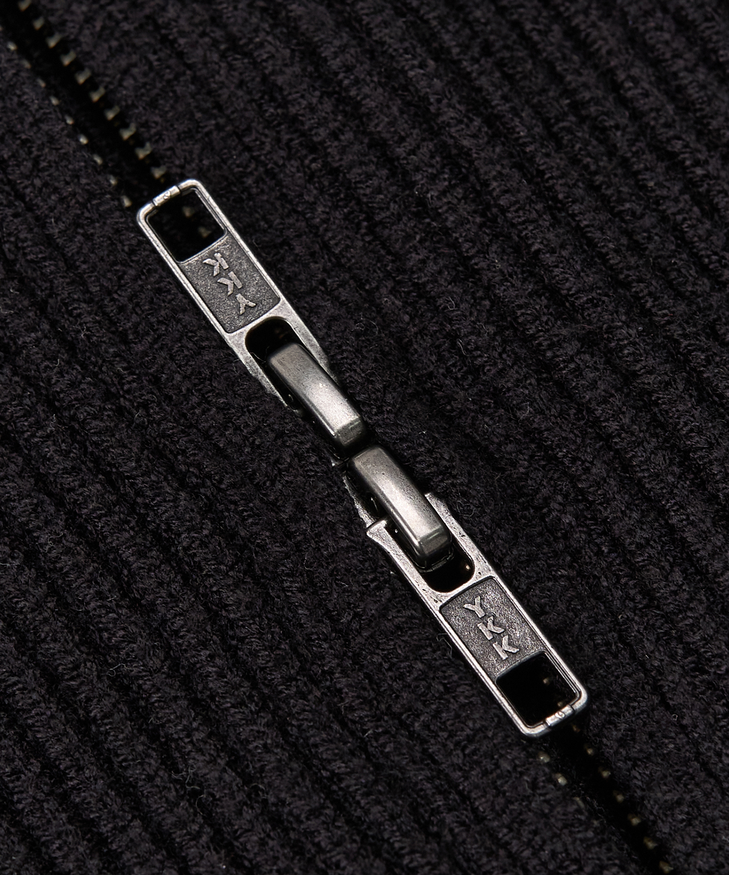 MINIMAL HIGH NECK KNIT ZIP-UP (BLACK)