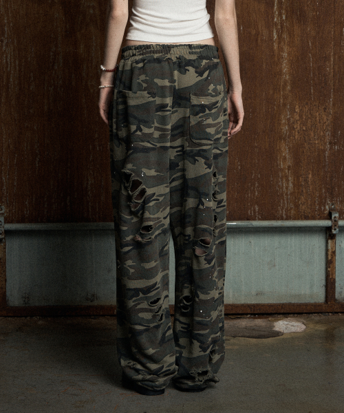 CAMO DISTRESSED LOW SWEAT PANTS KHAKI