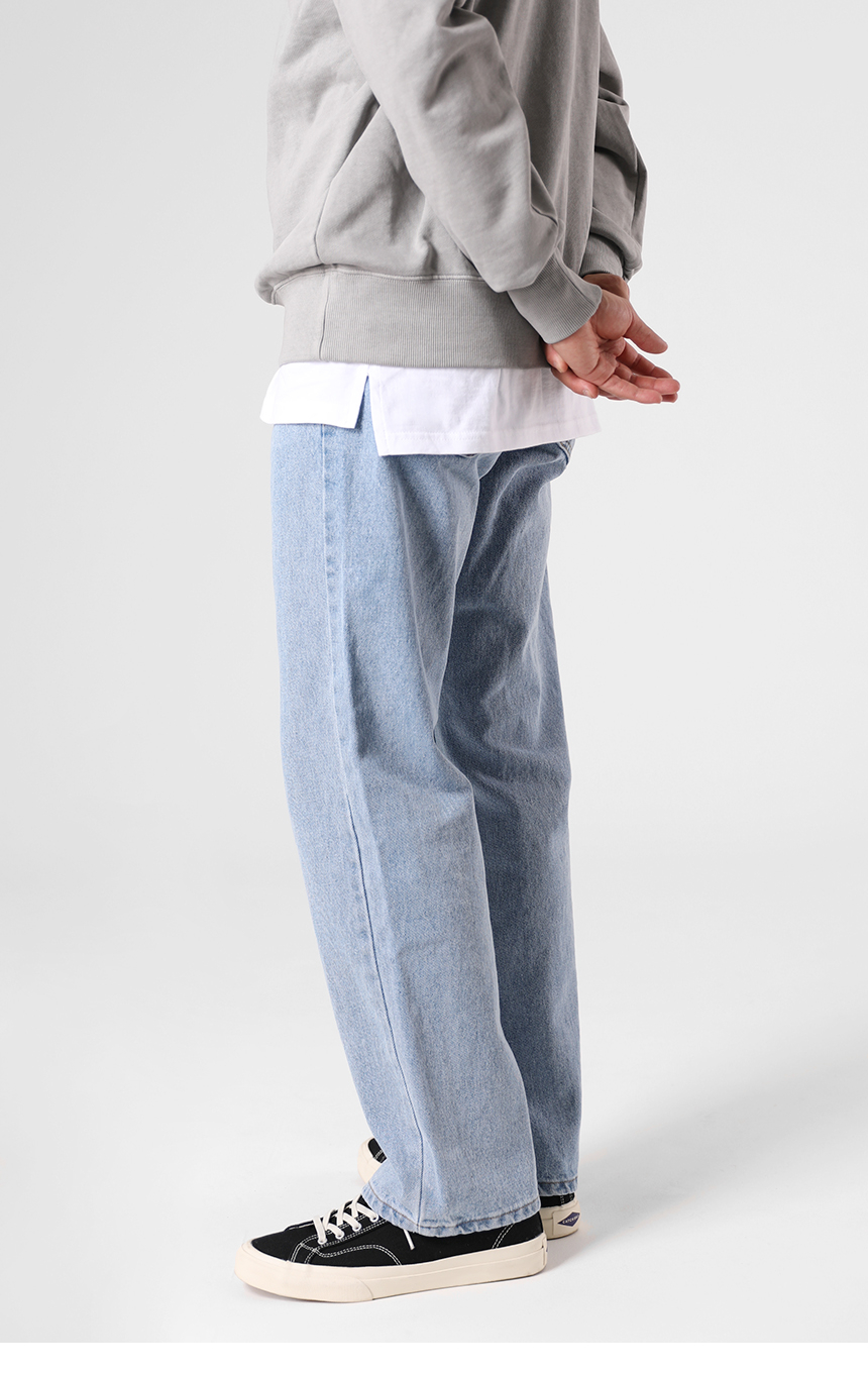 긴바지와 같이 연출한 텐터 레이어드 반팔티의 화이트를 착용한 모델사진