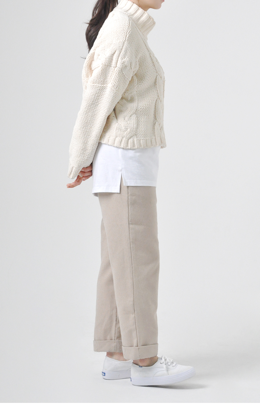 긴바지와 같이 연출한 텐터 레이어드 반팔티의 화이트를 착용한 모델사진