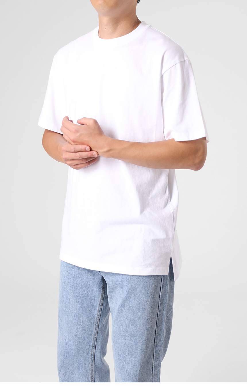 긴바지와 같이 연출한 텐터 레이어드 반팔티의 화이트를 착용한 모델사진