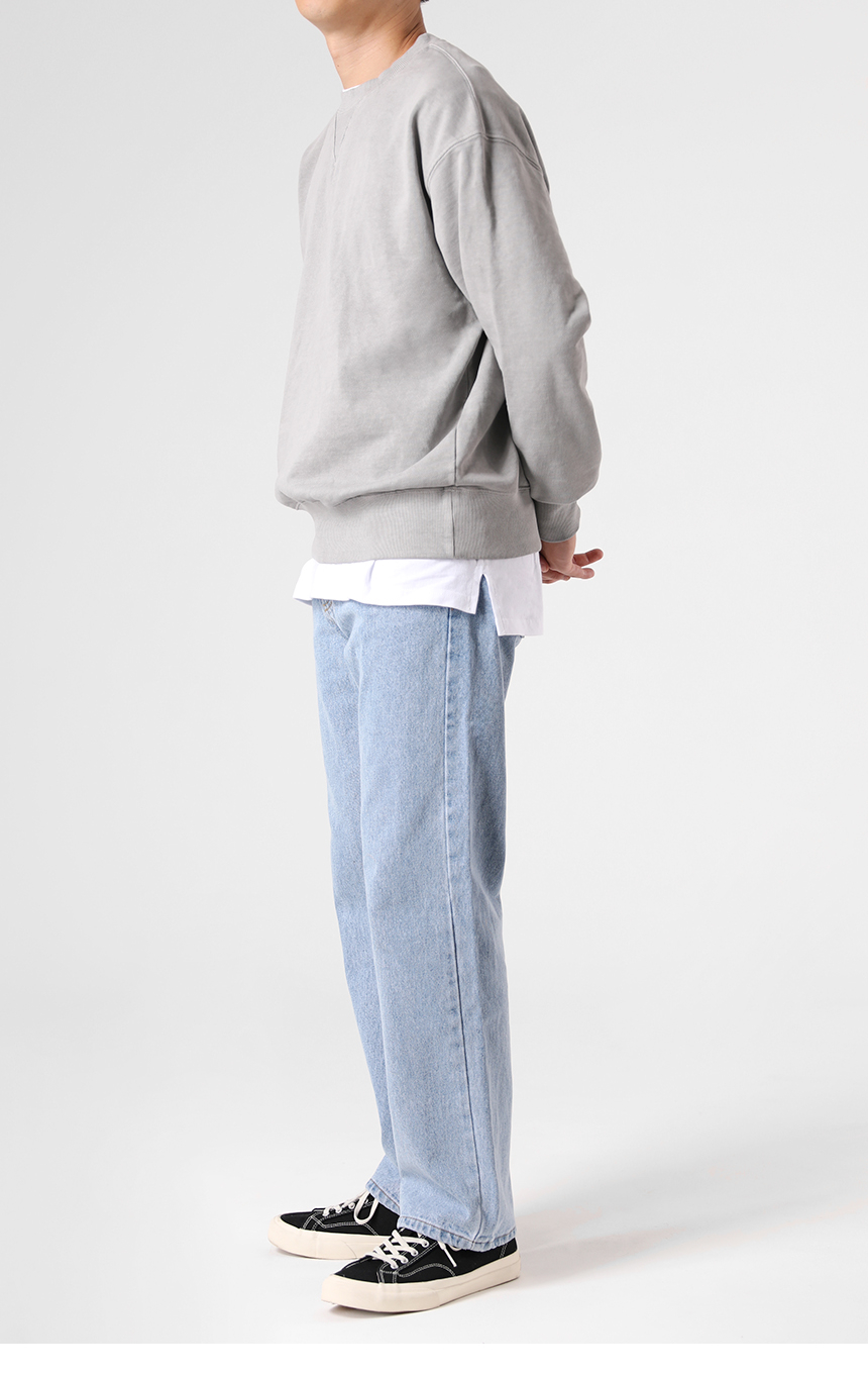 긴바지와 같이 연출한 텐터 레이어드 반팔티의 화이트를 착용한 모델사진