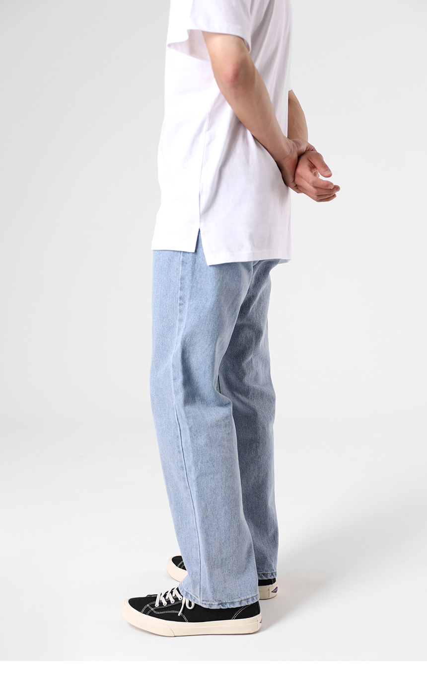 긴바지와 같이 연출한 텐터 레이어드 반팔티의 화이트를 착용한 모델사진