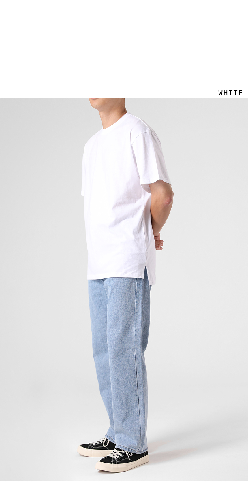 긴바지와 같이 연출한 텐터 레이어드 반팔티의 화이트를 착용한 모델사진