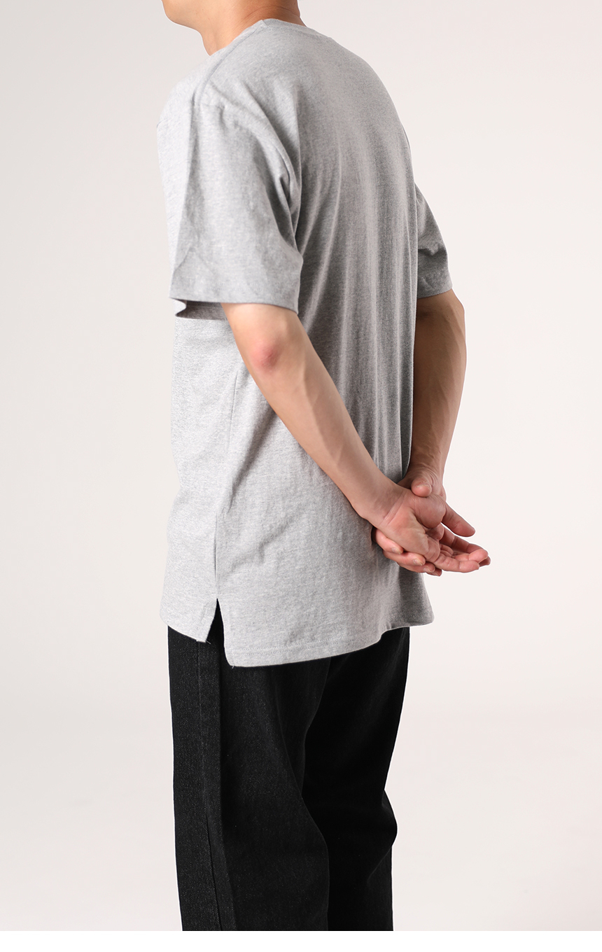 긴바지와 같이 연출한 텐터 레이어드 반팔티의 멜란지를 착용한 모델사진