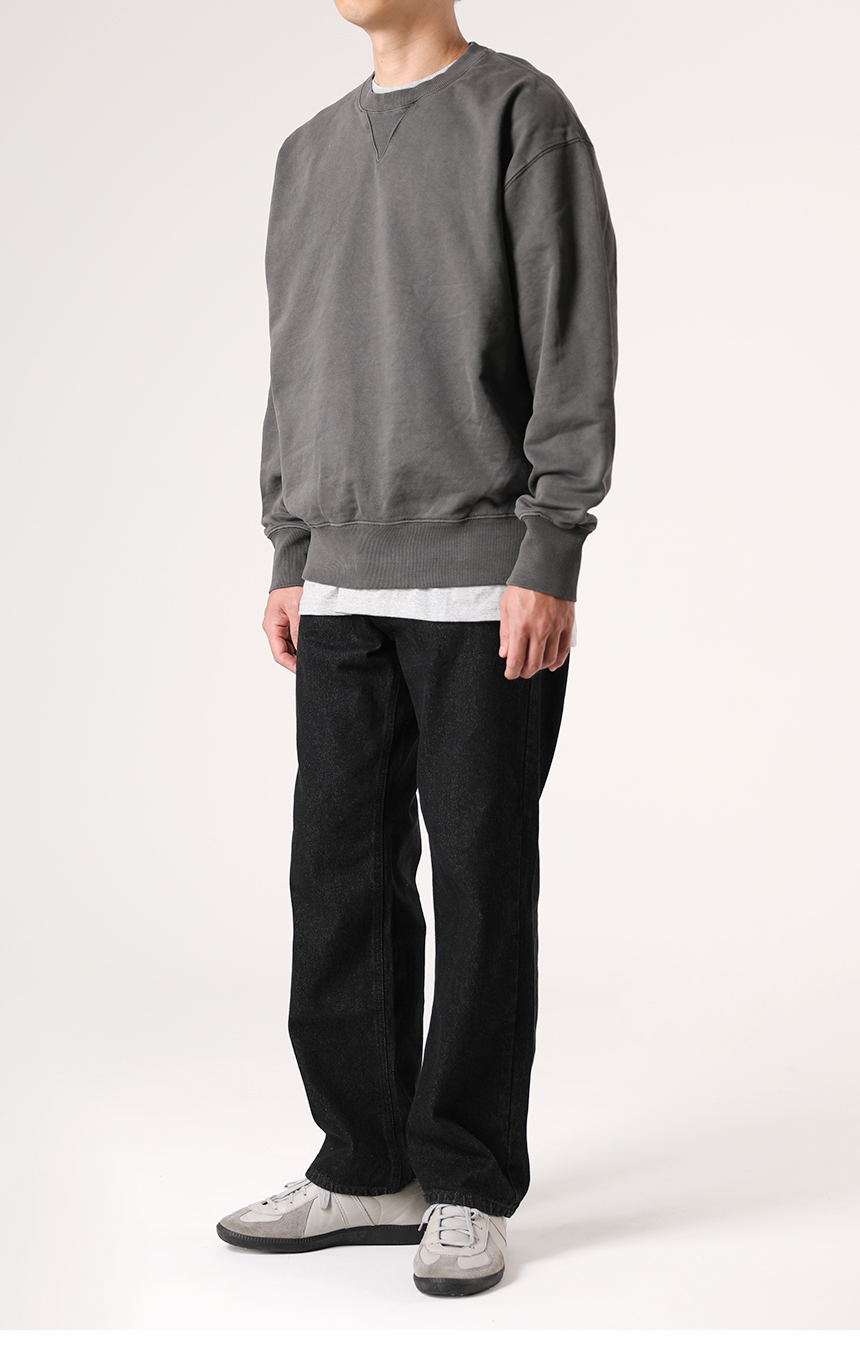 긴바지와 같이 연출한 텐터 레이어드 반팔티의 멜란지를 착용한 모델사진