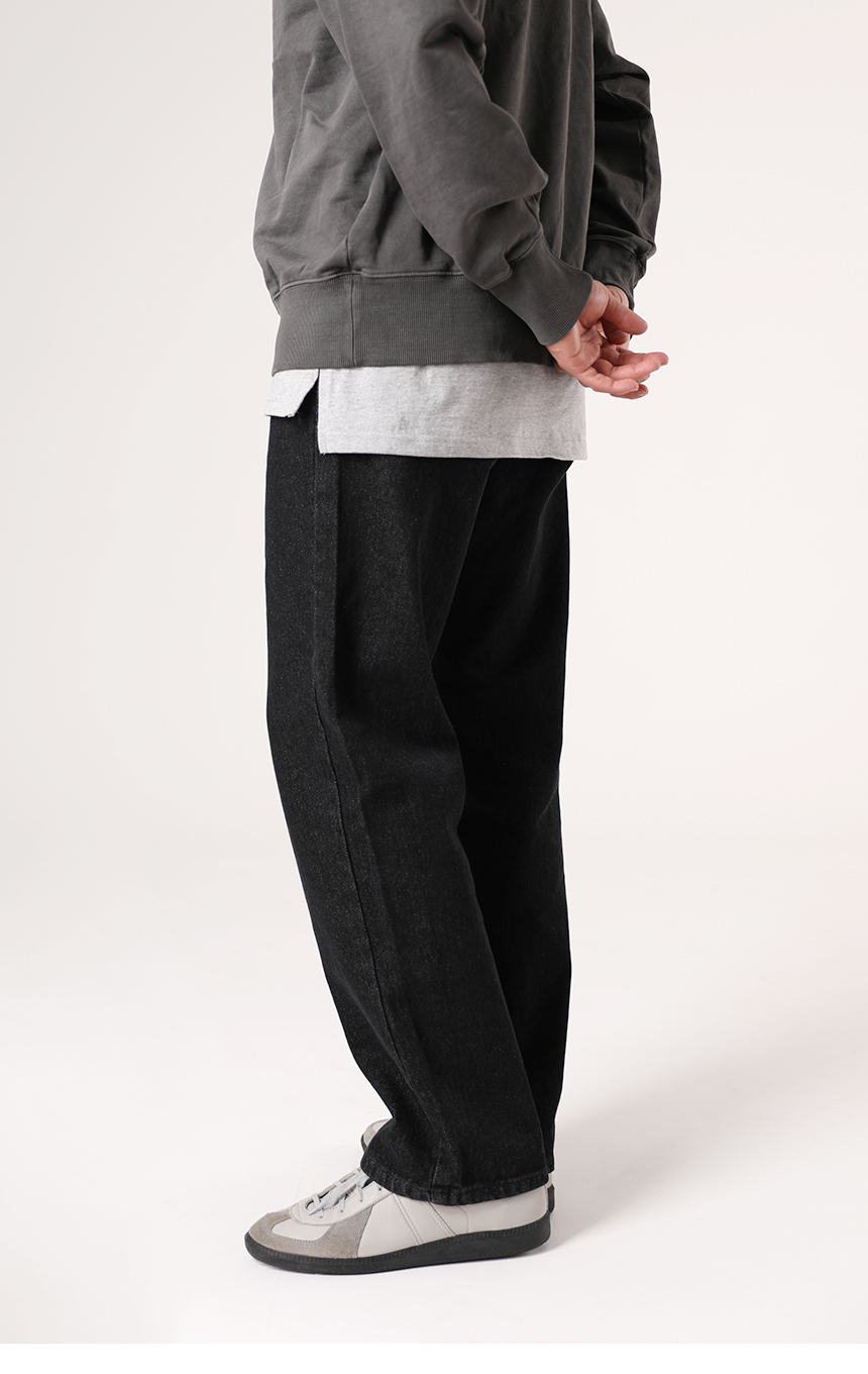 긴바지와 같이 연출한 텐터 레이어드 반팔티의 멜란지를 착용한 모델사진