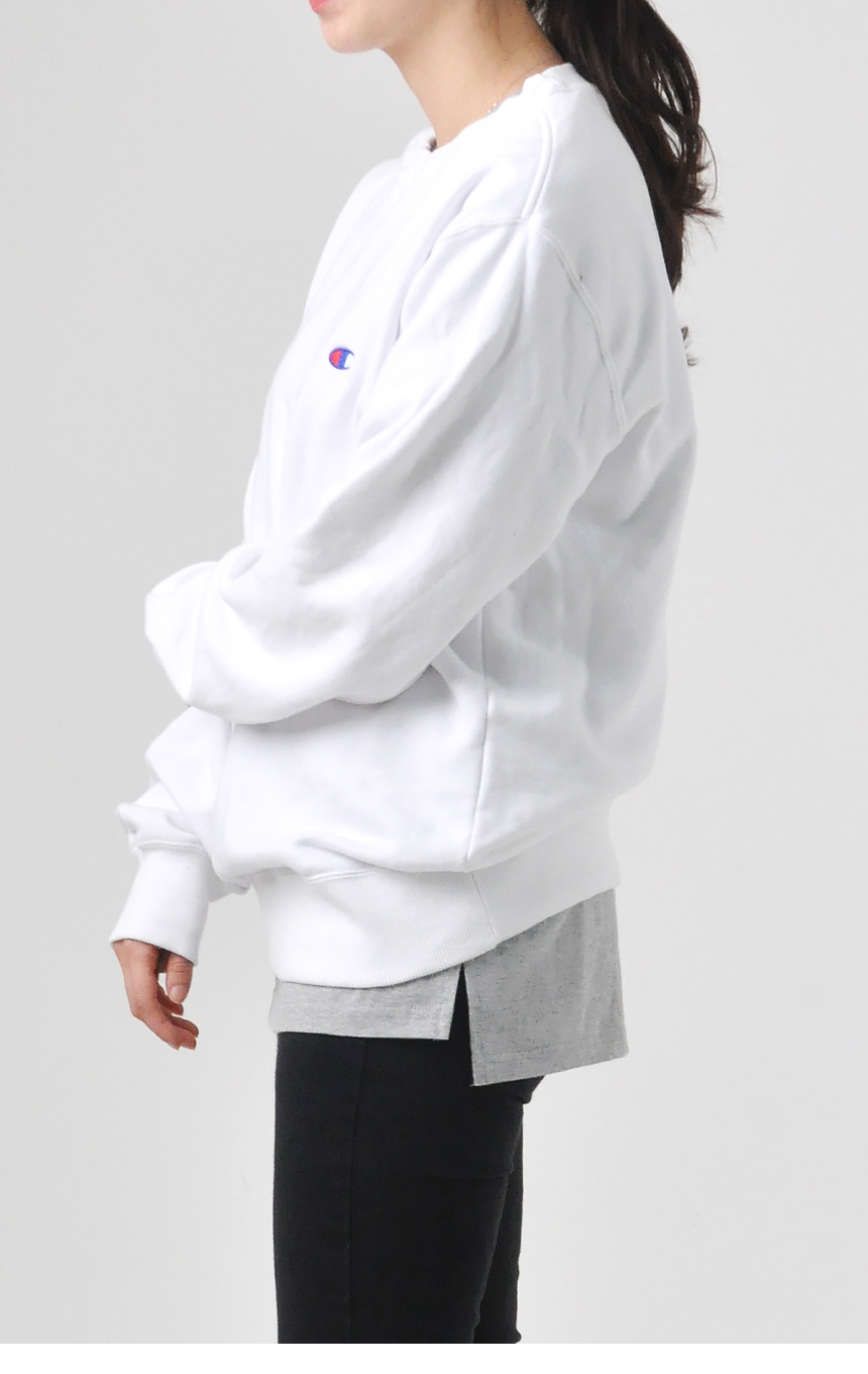 긴바지와 같이 연출한 텐터 레이어드 반팔티의 멜란지를 착용한 모델사진