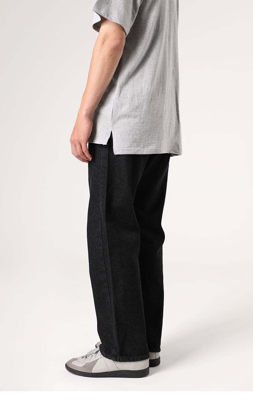 긴바지와 같이 연출한 텐터 레이어드 반팔티의 멜란지를 착용한 모델사진