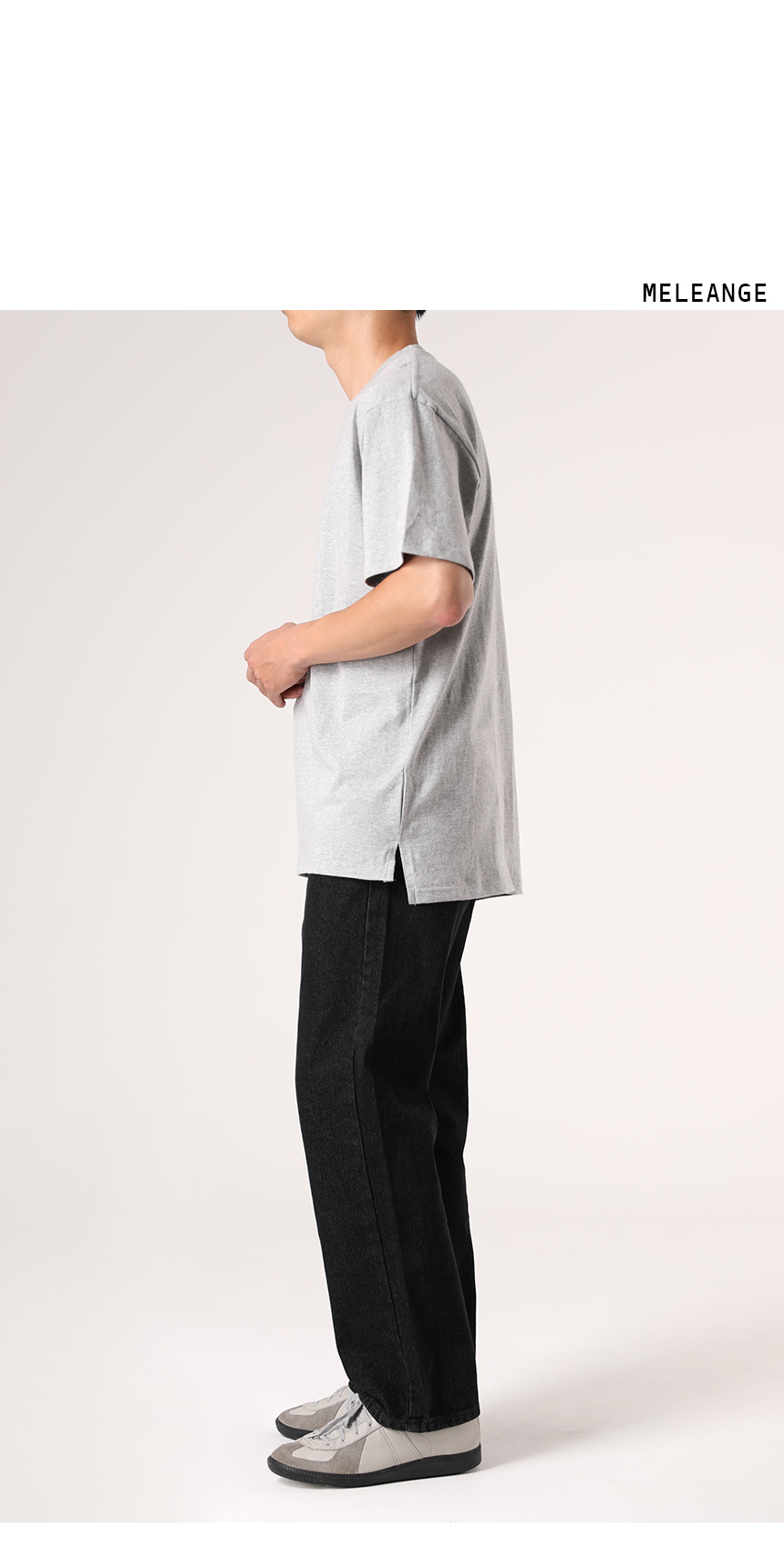 긴바지와 같이 연출한 텐터 레이어드 반팔티의 멜란지를 착용한 모델사진