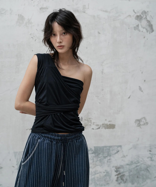ONE-SHOULDER LONG-SLEEVE T-SHIRT