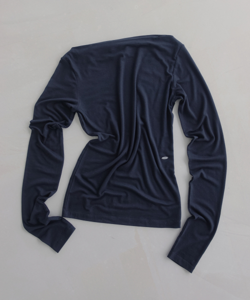 ONE-SHOULDER LONG-SLEEVE T-SHIRT