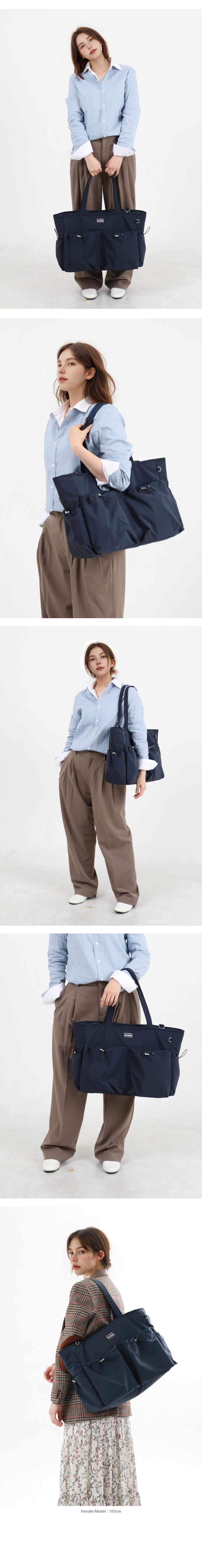 네이비 컬러는 베이직하면서도 세련된 컬러로 어두운 계열에 속해 데일리 백으로 사용하기 좋은 색상입니다. 네이비 컬러의 코지백과 잘 어울리는 옷 스타일은  1. 심플 데일리 캐주얼(ex1. 화이트 티셔츠 + 데님 팬츠 + 스니커즈) -> 네이비 가방이 베이직 캐주얼에 깔끔한 포인트가 됩니다. 2. 비즈니스 & 오피스룩 (ex1. 차콜 그레이 수트 + 화이트 셔츠) ->네이비 가방이 자연스럽게 어우러져 포멀하면서도 세련된 분위기 연출할 수 있습니다. 3. 모던 & 시크 스타일(ex1. 블랙 슬랙스 + 네이비 니트 / ex2. 베이지 트렌치코트 + 로퍼) -> 가방 컬러와 톤온톤/톤인톤 매치로 고급스러움 극대화 할 수 있습니다. 4. 내추럴 위크엔드 룩(ex. 베이지 린넨 셔츠 + 아이보리 와이드 팬츠) -> 네이비가 따뜻한 어스톤 컬러와 조화를 이루며 내추럴한 무드를 연출할 수 있습니다.