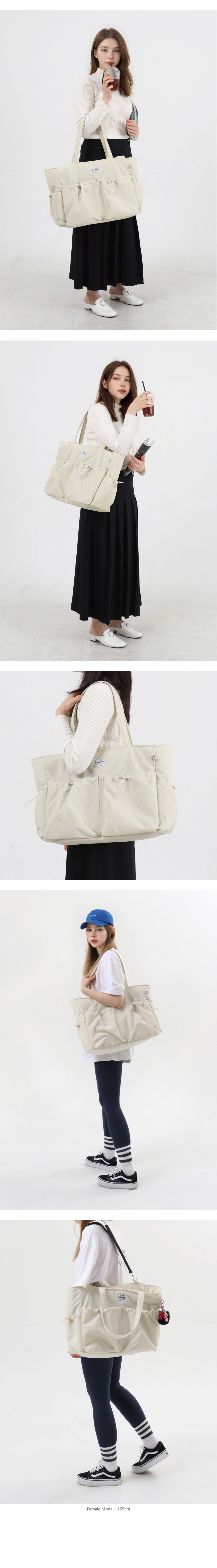 아이보리 색상은 대중적으로 선호도가 높으며, 코디의 다양성과 활용도가 높은 컬러 중 하나입니다.  아이보리 색상의 코지백과 잘 어울리는 스타일은 1. 심플 데일리 캐주얼 (ex. 화이트 티셔츠 + 연청 데님 + 스니커즈) -> 아이보리 가방이 밝고 산뜻한 무드로 포인트 역할을 합니다. 2. 미니멀 모던룩 (ex1. 블랙 슬랙스 + 아이보리 니트 / ex2. 차콜 그레이 코트 + 앵클부츠) -> 아이보리의 깨끗한 톤이 대비되어 고급스러운 느낌을 줍니다. 3. 러블리 & 페미닌(ex1. 플라워 패턴 원피스 + 플랫슈즈 / ex2. 파스텔톤 스커트 + 크림 셔츠) -> 부드럽고 사랑스러운 분위기를 완성할 수 있습니다. 4. 내추럴 위크엔드 스타일 (ex. 린넨 셔츠 + 베이지 와이드 팬츠 + 샌들) -> 아이보리가 내추럴 톤과 어울려 편안한 무드를 연출 할 수 있습니다.