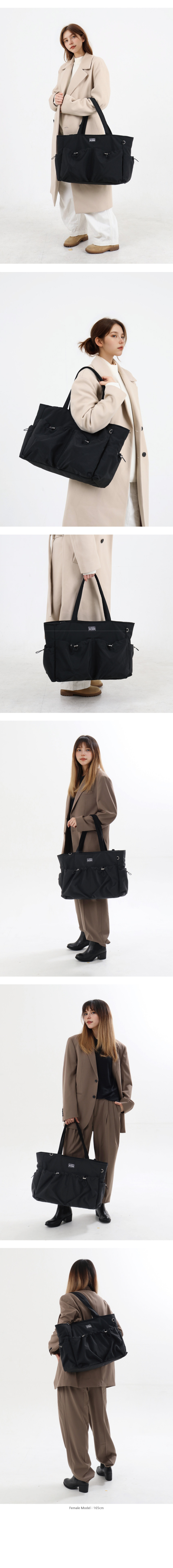 블랙 색상은 가장 활용도가 높은 베이직 아이템으로, 어떤 스타일에도 자연스럽게 어울려 데일리로 착용하기 좋으며,  활용도가 높습니다. 블랙 색상의 코지백과 잘 어울리는 스타일은 1. 심플 데일리 캐주얼(ex. 화이트 티셔츠 + 데님 팬츠 + 스니커즈) -> 블랙 가방이 전체적인 룩을 안정감 있게 잡아주면서 세련된 포인트 역할을 합니다. 2. 모던 & 시크 스타일 (ex1. 블랙 셔츠 + 블랙 슬랙스 + 첼시부츠 / ex2. 화이트 셔츠 + 블랙 팬츠) -> 블랙 가방이 도회적이고 세련된 분위기를 강화 해줍니다. 3. 비즈니스 & 오피스룩 (ex1. 차콜 그레이 수트 + 블랙 로퍼 / ex2. 네이비 블레이저 + 슬랙스) -> 블랙의 깔끔한 무드가 포멀한 스타일에 잘 어울립니다. 4. 내추럴 & 위크엔드 룩 (ex1. 베이지 린넨 셔츠 + 아이보리 와이드 팬츠 / ex2. 카멜 컬러 아우터 + 화이트 스니커즈) -> 블랙 가방이 차분한 톤과 어울려 균형감 있는 스타일을 완성합니다.