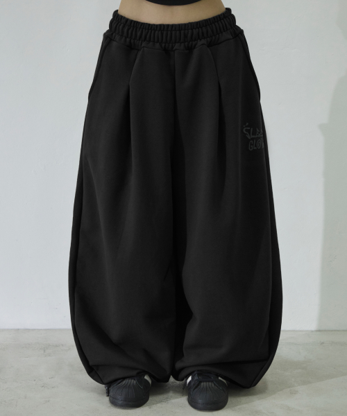 Широкие спортивные штаны с защипами и лого [Black]