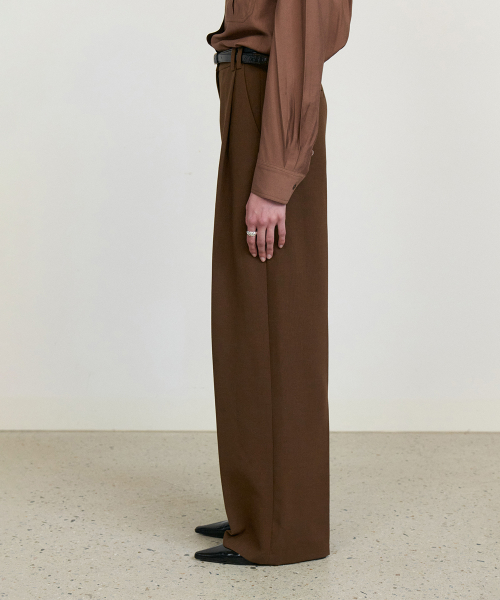 Front tuck wide slacks_BROWN