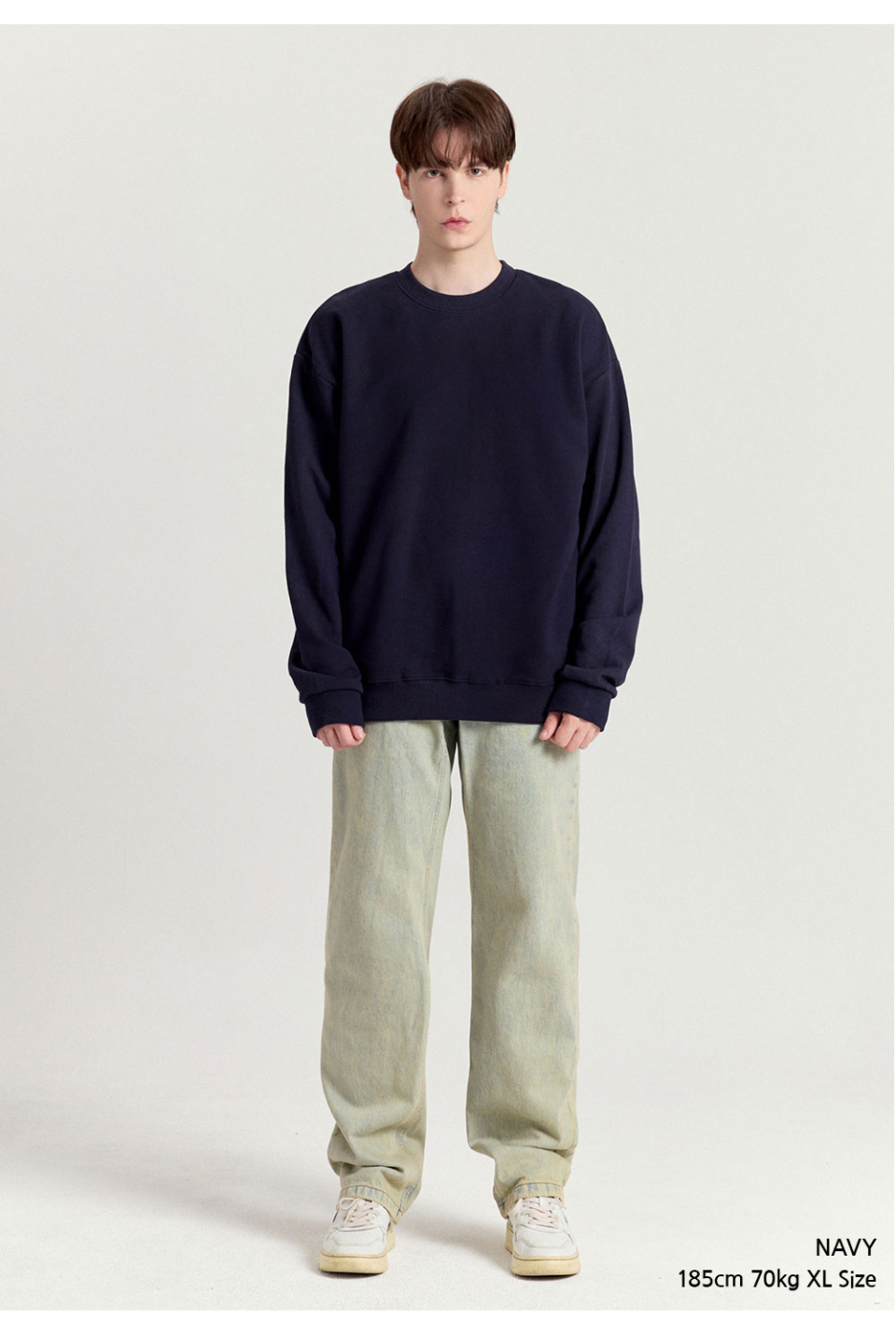 네이비색상 옷을 입은 남자사진