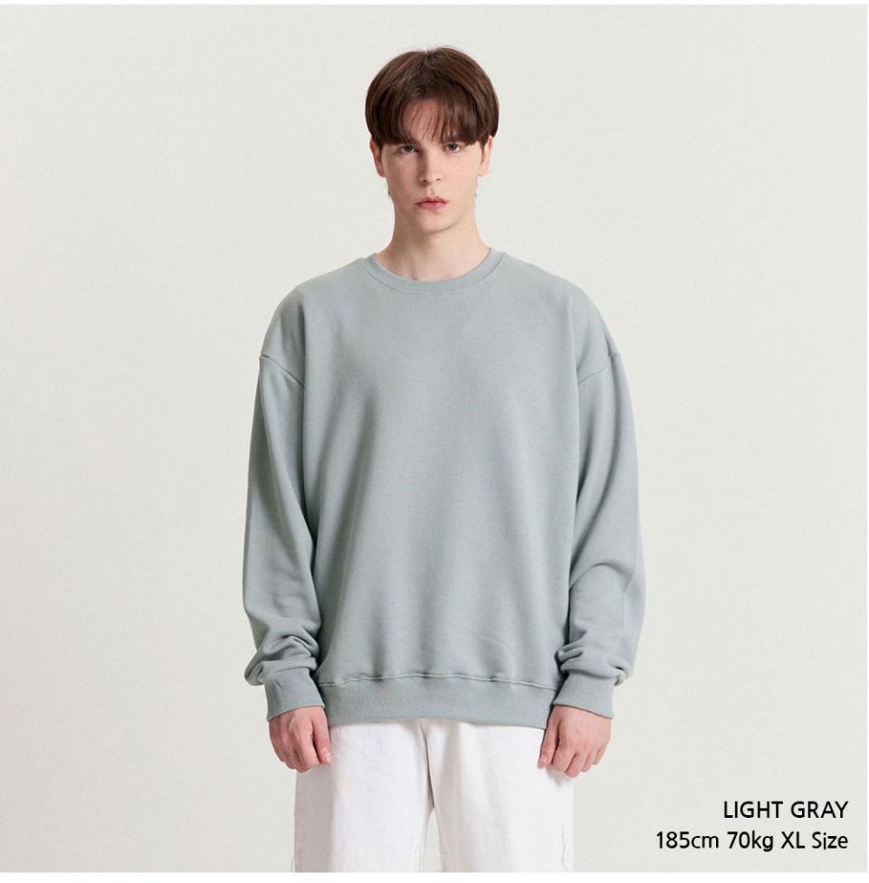 라이트그레이색상 옷을 입은 남자사진