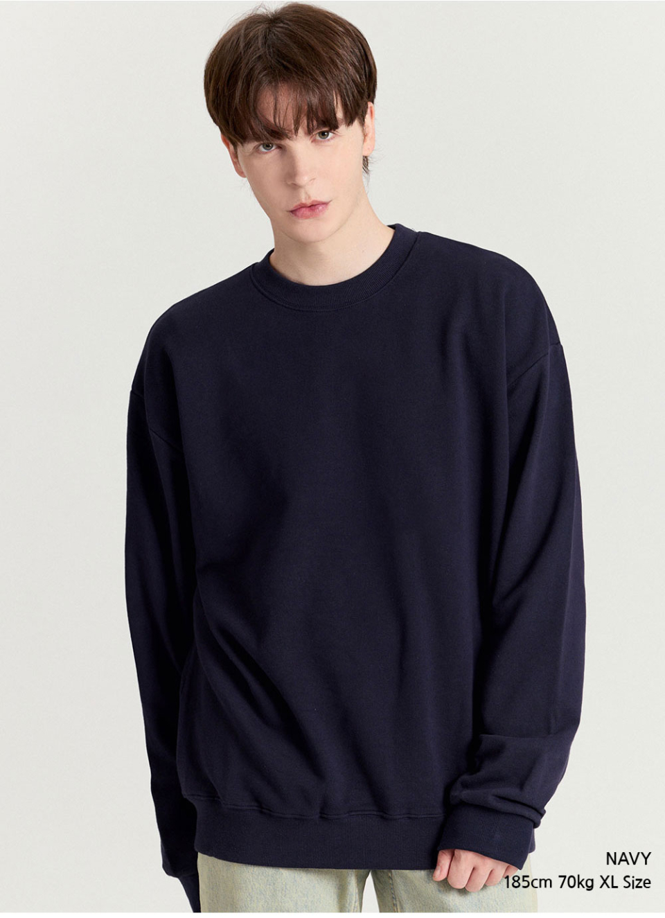 네이비색상 옷을 입은 남자사진