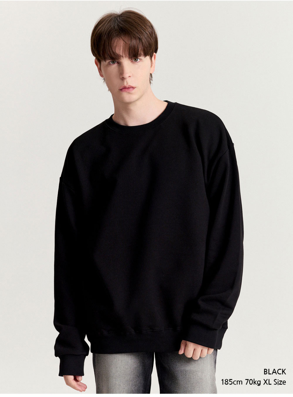 블랙색상 옷을 입은 남자사진