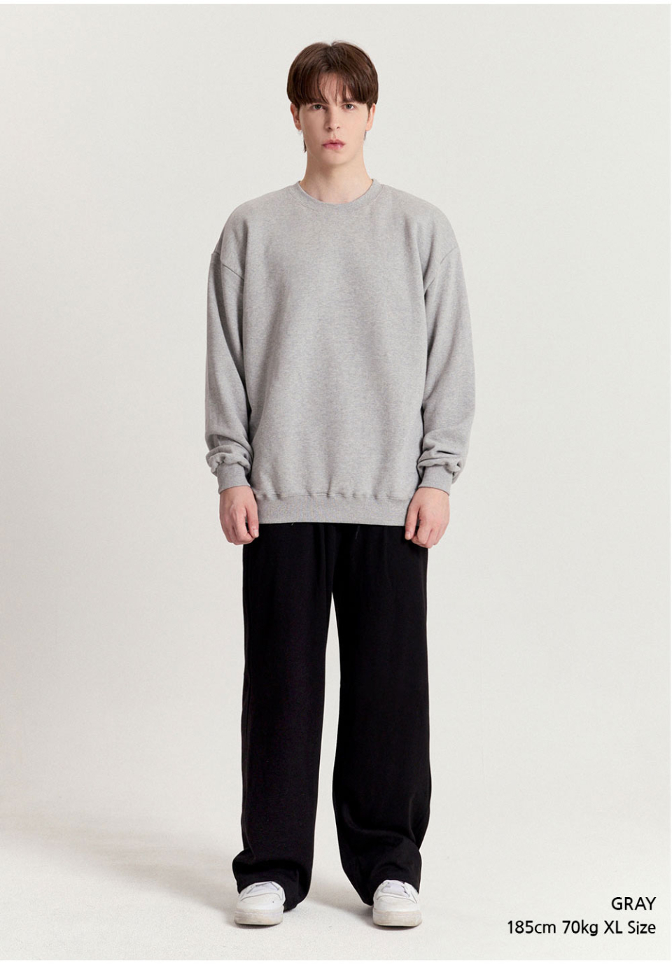 그레이색상 옷을 입은 남자사진