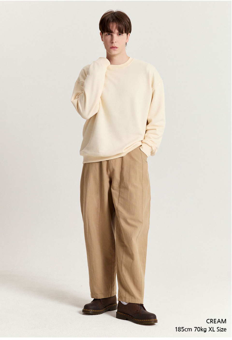 크림색상 옷을 입은 남자사진