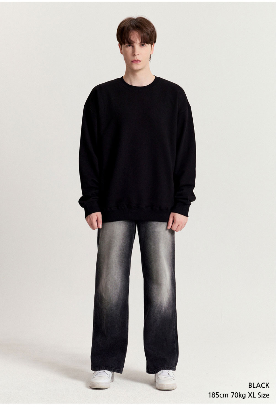 블랙색상 옷을 입은 남자사진