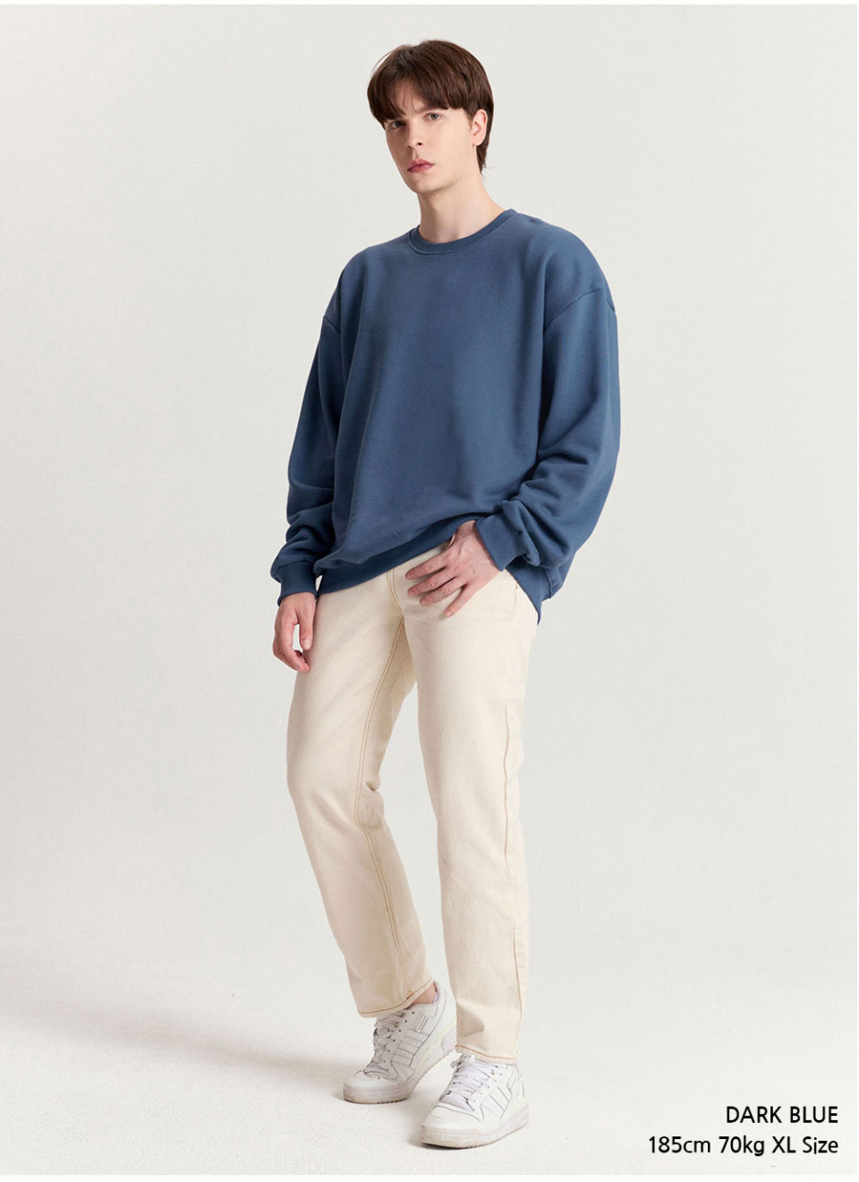 다크블루색상 옷을 입은 남자사진