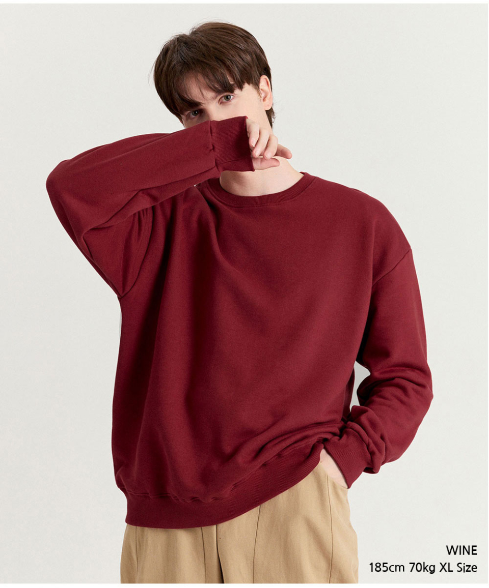 와인색상 옷을 입은 남자사진