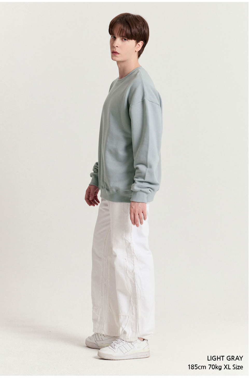 라이트그레이색상 옷을 입은 남자사진