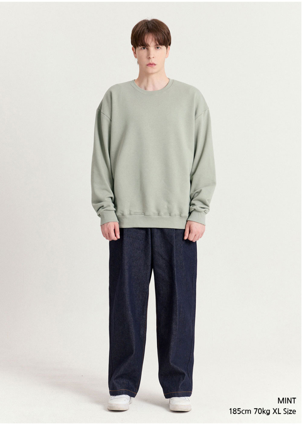 민트색상 옷을 입은 남자사진