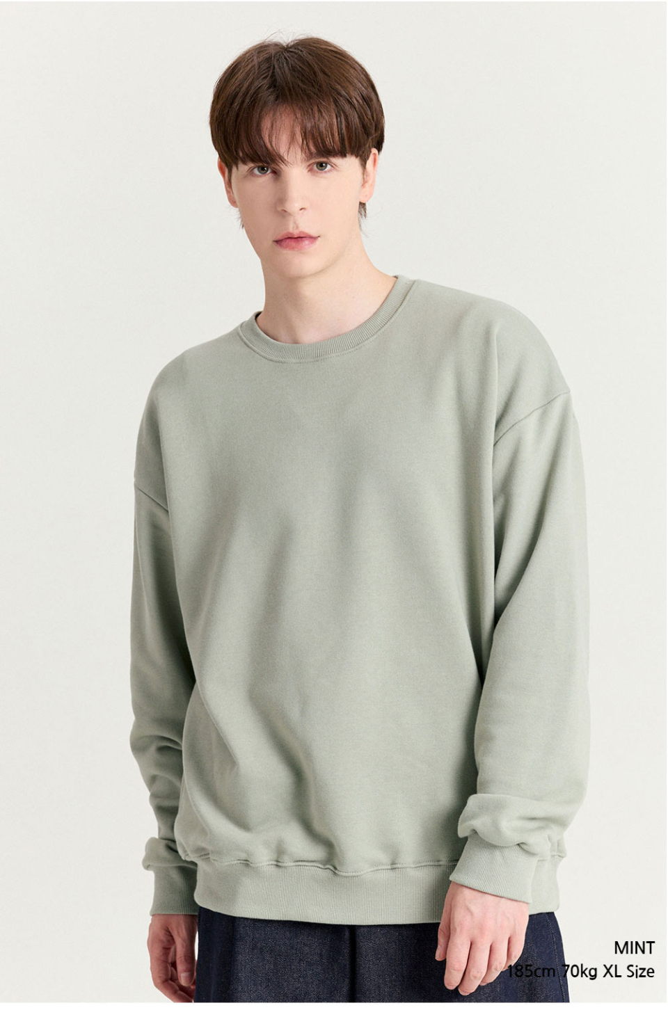 민트색상 옷을 입은 남자사진