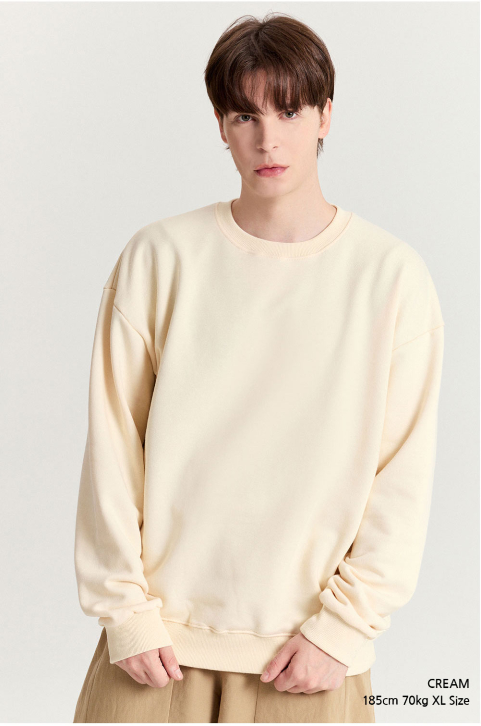 크림색상 옷을 입은 남자사진