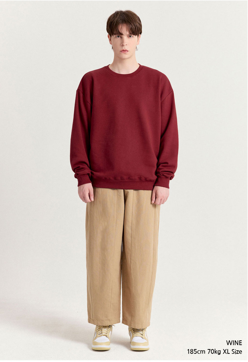 와인색상 옷을 입은 남자사진