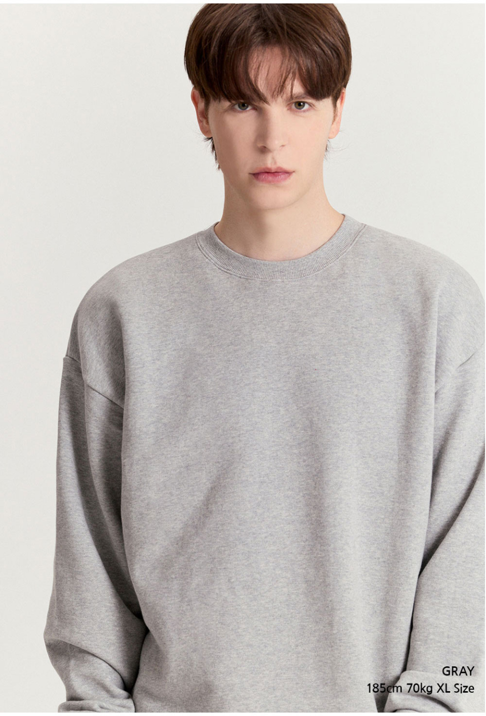 그레이색상 옷을 입은 남자사진